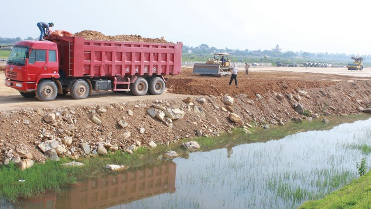 Nhà thầu phản ánh không mua được HSMT nhiều gói thầu thuộc Dự án Đường tỉnh 927C (đoạn từ Quốc lộ 1 đến Nam Sông Hậu). Ảnh: Nhã Chi