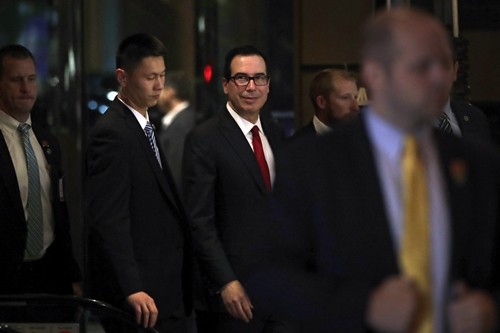 Bộ trưởng Tài chính Mỹ - Steven Mnuchin và đoàn Mỹ sau một cuộc gặp hôm qua. Ảnh:AP