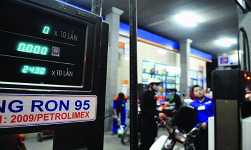 Bán xăng RON 95 tại một cây xăng thuộc hệ thống Petrolimex.