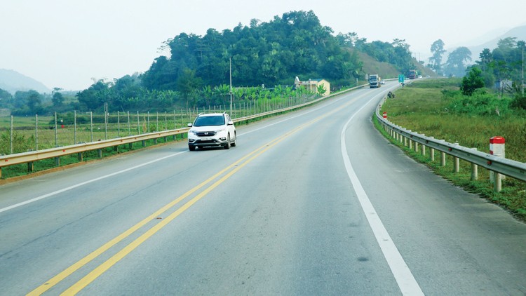 Dự án Xây dựng đường cao tốc Tuyên Quang - Phú Thọ kết nối với cao tốc Nội Bài - Lào Cai theo hợp đồng BOT (giai đoạn 1) có chi phí xây dựng dự kiến gần 1.690 tỷ đồng. Ảnh: Lê Tiên