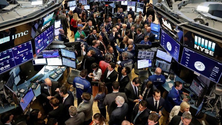 Các nhà giao dịch cổ phiếu trên sàn NYSE ở New York, Mỹ - Ảnh: Reuters.