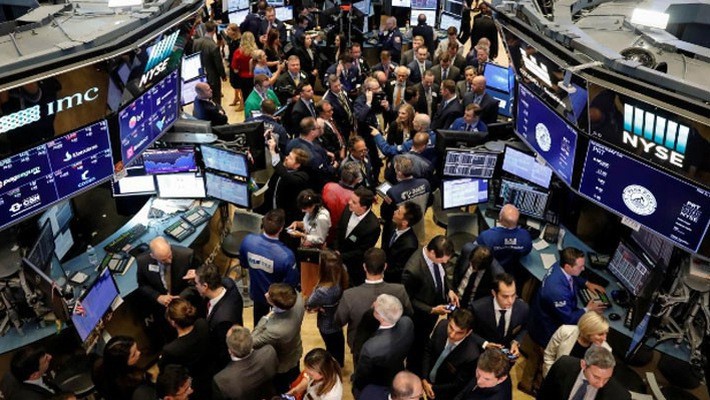 Các nhà giao dịch cổ phiếu trên sàn NYSE ở New York, Mỹ - Ảnh: Reuters.