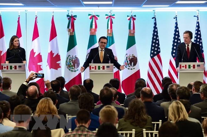 Ngoại trưởng Canada Chrystia Freeland (trái), Bộ trưởng Kinh tế Mexico Idelfonso Guajardo (giữa) và Đại diện thương mại Mỹ Robert Lighthizer trong cuộc họp báo sau vòng 7 tái đàm phán NAFTA tại Mexico City ngày 5/3. (Nguồn: AFP/TTXVN)