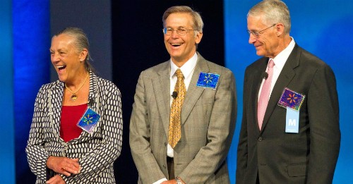 Từ trái sang làAlice Walton, Jim Walton vàRob Walton chụp cùng nhau năm 2011.Ảnh: Bloomberg