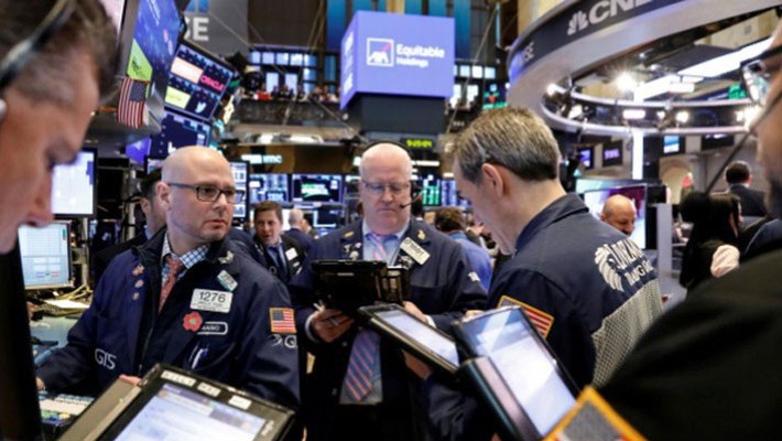 Các nhà giao dịch cổ phiếu trên sàn NYSE ở New York, Mỹ - Ảnh: Reuters.