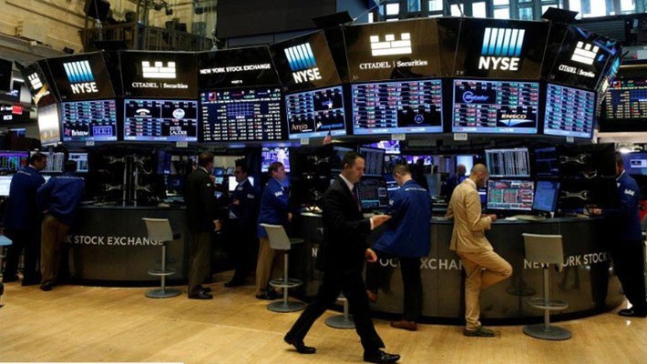 Các nhà giao dịch cổ phiếu trên sàn NYSE ở New York, Mỹ - Ảnh: Reuters.