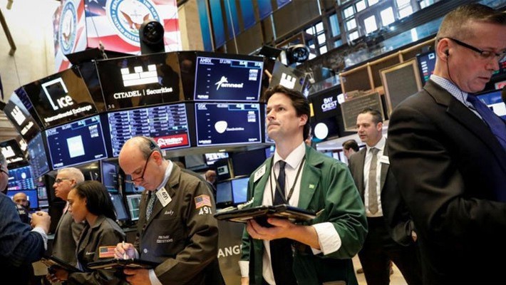 Các nhà giao dịch cổ phiếu trên sàn NYSE ở New York, Mỹ - Ảnh: Reuters.