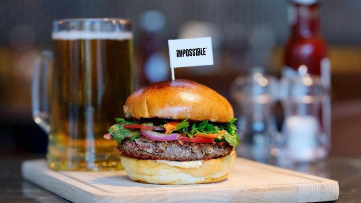 Impossible Burger làm từ các nguyên liệu thực vật gồm bột mì, khoai tây và dầu dừa.