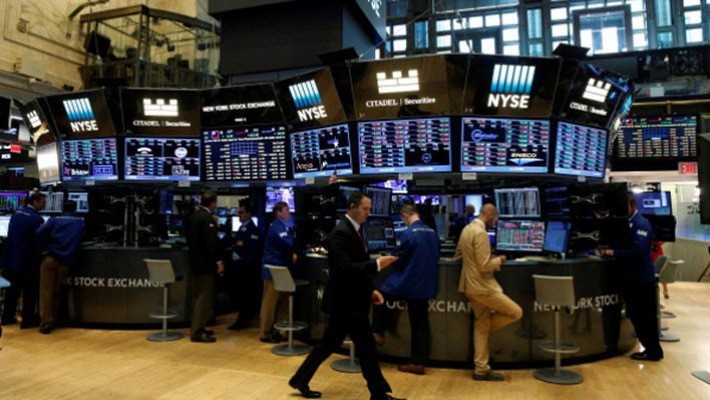 Các nhà giao dịch cổ phiếu trên sàn NYSE ở New York, Mỹ - Ảnh: Reuters.