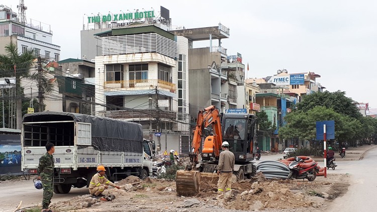 Hiện trường thi công dở dang đặt ra nghi vấn thi công trước mời thầu sau ở một số gói thầu do Ban QLDA công trình TP. Hạ Long mời thầu. Ảnh: Tường Lâm