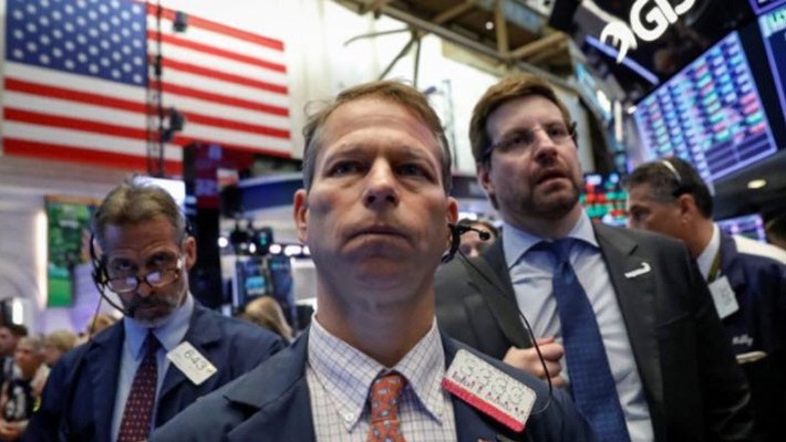 Các nhà giao dịch cổ phiếu trên sàn NYSE ở New York ngày 28/6 - Ảnh: Reuters.