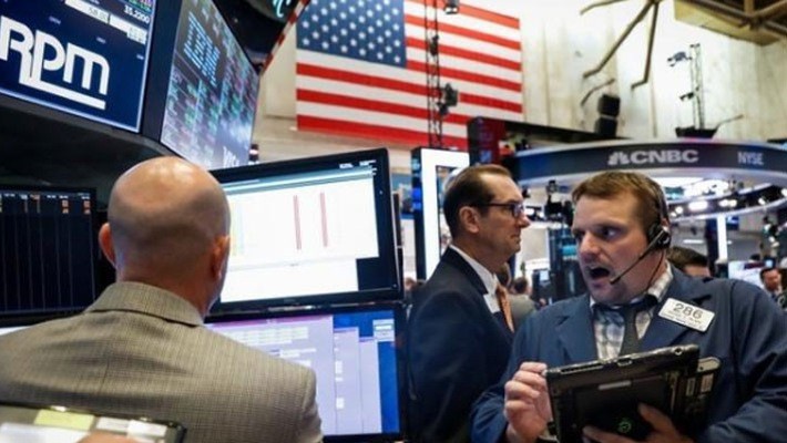 Các nhà giao dịch cổ phiếu trên sàn NYSE ở New York, Mỹ - Ảnh: Reuters.