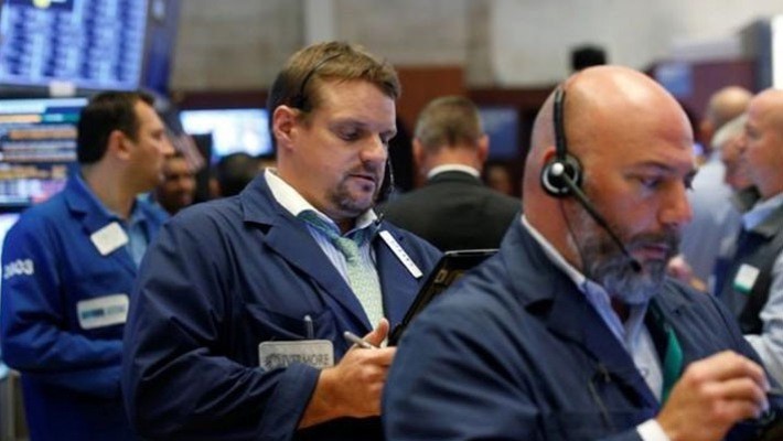 Các nhà giao dịch cổ phiếu trên sàn NYSE ở New York, Mỹ - Ảnh: Reuters.