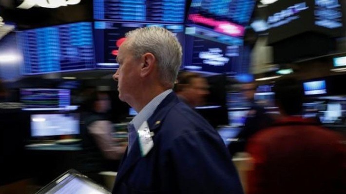 Một nhà giao dịch cổ phiếu trên sàn NYSE ở New York, Mỹ, hôm 6/7 - Ảnh: Reuters