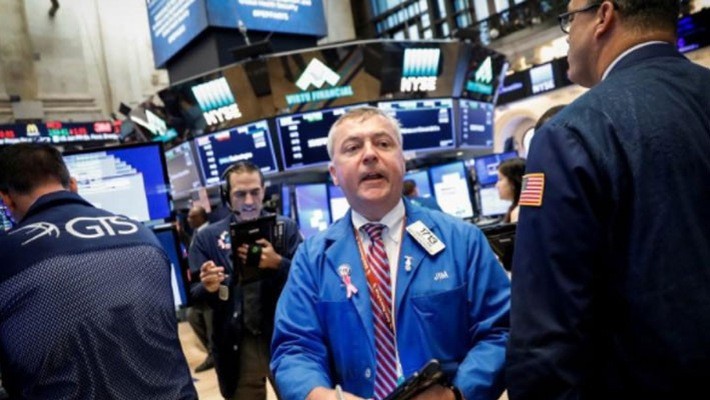 Các nhà giao dịch cổ phiếu trên sàn NYSE ở New York, Mỹ - Ảnh: Reuters.