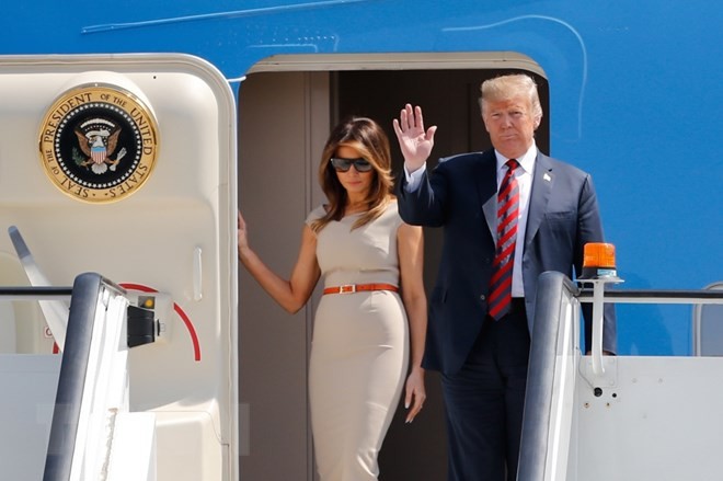 Tổng thống Mỹ Donald Trump (phải) và phu nhân Melania Trump (trái) tới sân bay Stansted Airport, Anh ngày 12/7. (Ảnh: AFP/TTXVN)