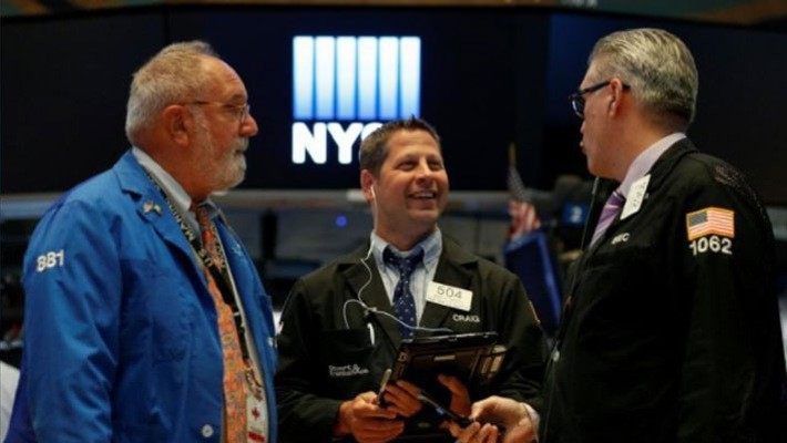 Các nhà giao dịch cổ phiếu trên sàn NYSE ở New York, Mỹ - Ảnh: Reuters.