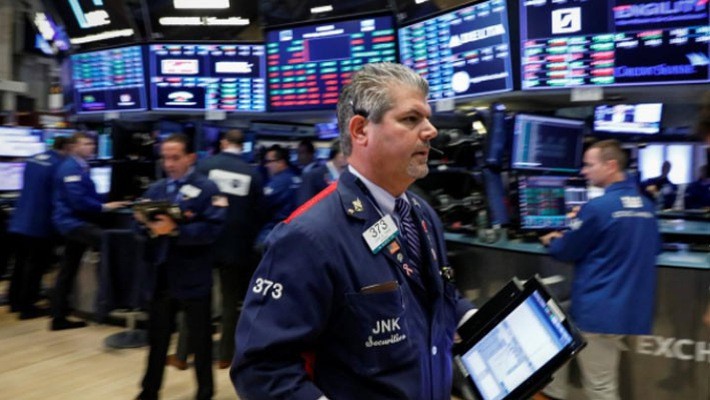 Các nhà giao dịch cổ phiếu trên sàn NYSE ở New York, Mỹ - Ảnh: Reuters.