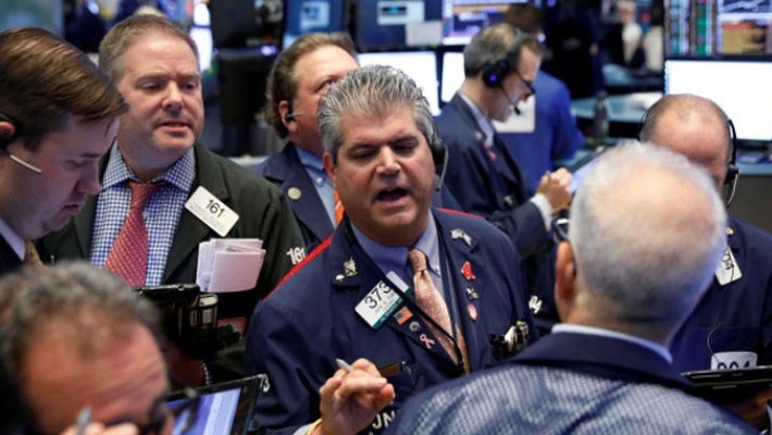 Các nhà giao dịch cổ phiếu trên sàn NYSE ở New York, Mỹ - Ảnh: Reuters.