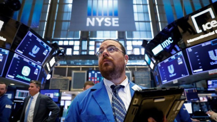 Một nhà giao dịch cổ phiếu trên sàn NYSE ở New York - Ảnh: Reuters.