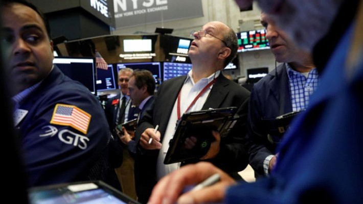 Các nhà giao dịch cổ phiếu trên sàn NYSE ở New York, Mỹ - Ảnh: Reuters.