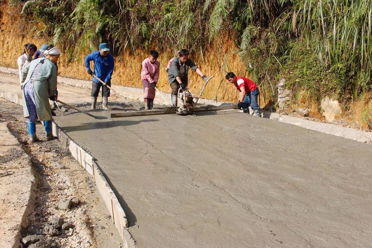 Tích cực vận động người dân có am hiểu về đầu tư, xây dựng tham gia giám sát sẽ giúp kịp thời phát hiện và ngăn chặn tiêu cực trong thi công. Ảnh: Ánh Hồng