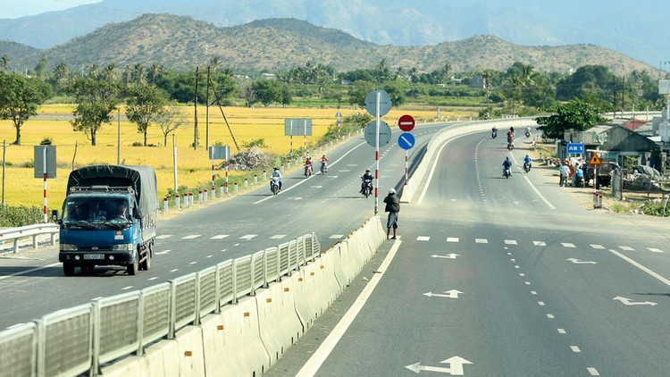 Kết nối đông tây yếu kém, di chuyển giữa các tỉnh Nam Trung Bộ và Tây Nguyên mất rất nhiều thời gian nên không thuận lợi để phát triển. Ảnh: Lê Tiên