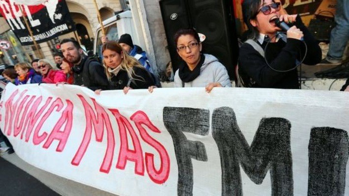 Người dân Argentina biểu tình phản đối Chính phủ nước này xin IMF hỗ trợ - Ảnh: Reuters/BBC.