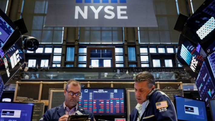 Các nhà giao dịch cổ phiếu trên sàn NYSE ở New York, Mỹ - Ảnh: Reuters.