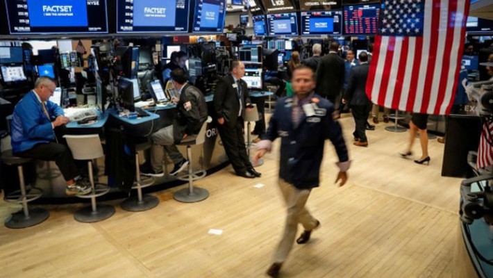 Các nhà giao dịch cổ phiếu trên sàn NYSE ở New York, Mỹ - Ảnh: Reuters