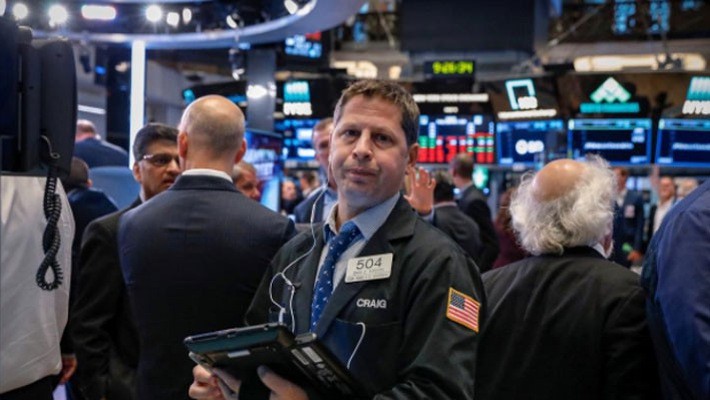 Các nhà giao dịch cổ phiếu trên sàn NYSE ở New York, Mỹ - Ảnh: Reuters.