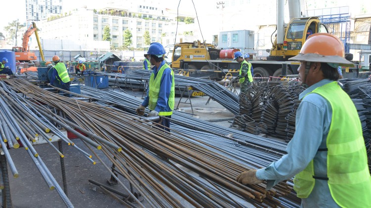 Việc yêu cầu nhà thầu nước ngoài làm thêm 1 bước để xin cấp giấy phép hoạt động xây dựng sau khi đã trúng thầu là không cần thiết. Ảnh: Quang Tuấn