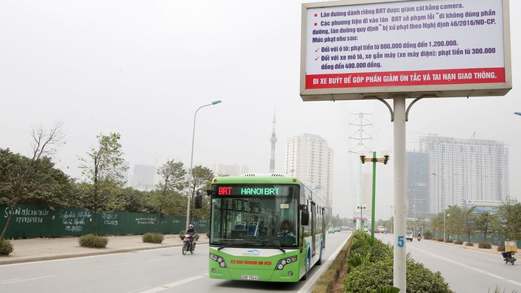 Tuyến BRT có tổng mức đầu tư 53,6 triệu USD, trong đó chi phí xây dựng 20,7 triệu USD, thiết bị hơn 24 triệu USD… Ảnh: Lê Tiên