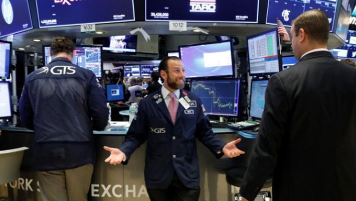 Các nhà giao dịch cổ phiếu trên sàn NYSE ở New York, Mỹ - Ảnh: Reuters.