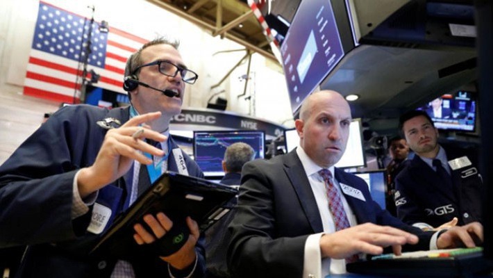 Các nhà giao dịch cổ phiếu trên sàn NYSE ở New York, Mỹ - Ảnh: Reuters.