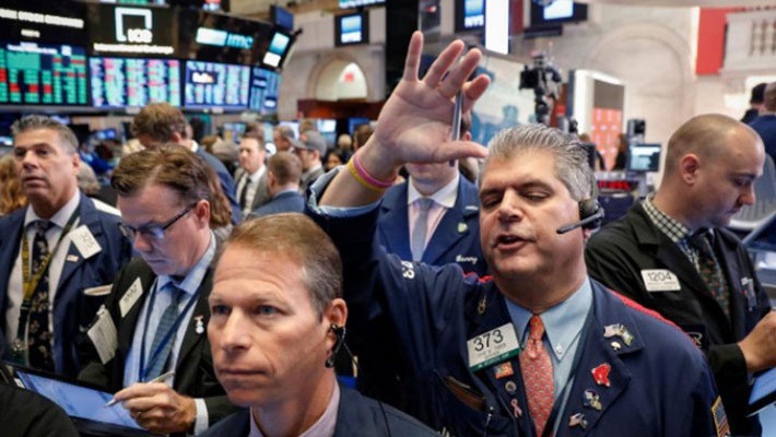 Các nhà giao dịch cổ phiếu trên sàn NYSE ở New York, Mỹ - Ảnh: Reuters.