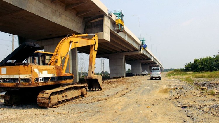 Do nhà thầu thi công chậm nên cao tốc Bến Lức - Long Thành khó thông xe kỹ thuật vào cuối năm 2018. Ảnh: VP