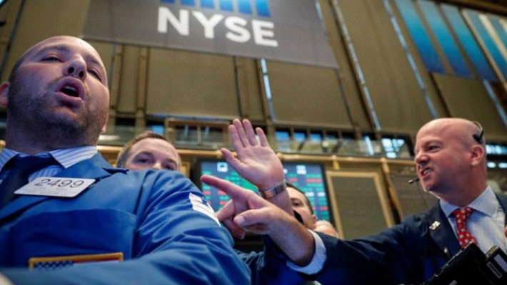 Các nhà giao dịch cổ phiếu trên sàn NYSE ở New York, Mỹ - Ảnh: Reuters.