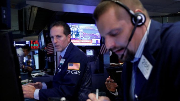 Các nhà giao dịch cổ phiếu trên sàn NYSE ở New York, Mỹ - Ảnh: Reuters.