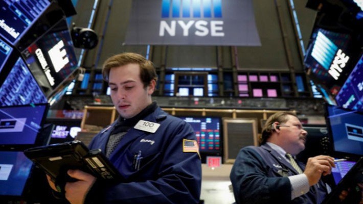 Các nhà giao dịch cổ phiếu trên sàn NYSE ở New York, Mỹ - Ảnh: Reuters.