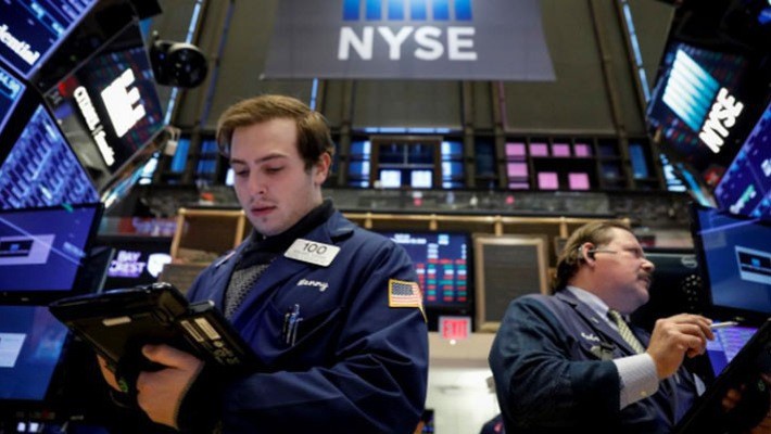 Các nhà giao dịch cổ phiếu trên sàn NYSE ở New York, Mỹ - Ảnh: Reuters.