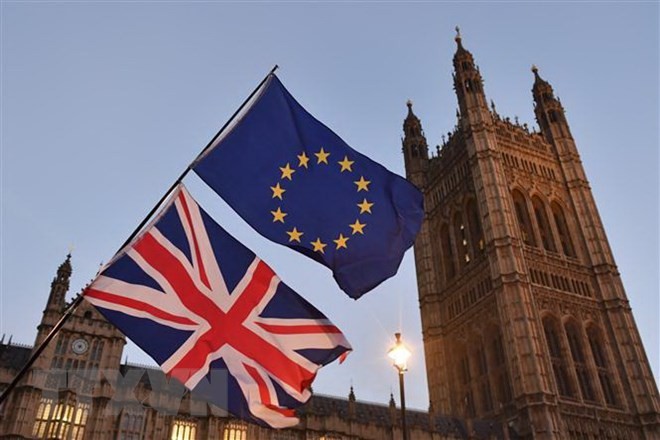 Cờ Anh (phía dưới) và cờ EU tại thủ đô London, Anh. (Ảnh: AFP/TTXVN)