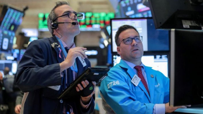 Các nhà giao dịch cổ phiếu trên sàn NYSE ở New York, Mỹ - Ảnh: Reuters.