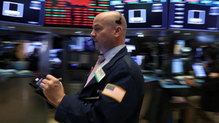 Một nhà giao dịch cổ phiếu trên sàn NYSE ở New York, Mỹ - Ảnh: Reuters.