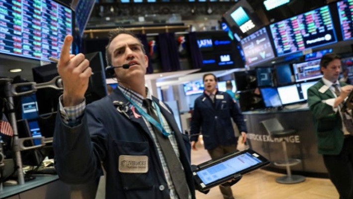 Các nhà giao dịch cổ phiếu trên sàn NYSE ở New York, Mỹ - Ảnh: Reuters.