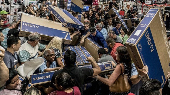 Khách hàng mua sắm tại một trung tâm thương mại ở Mỹ ngày Black Friday 23/11/2018 - Ảnh: Getty Images.