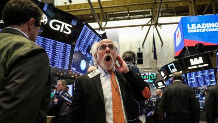 Các nhà giao dịch cổ phiếu trên sàn NYSE ở New York, Mỹ - Ảnh: Reuters.