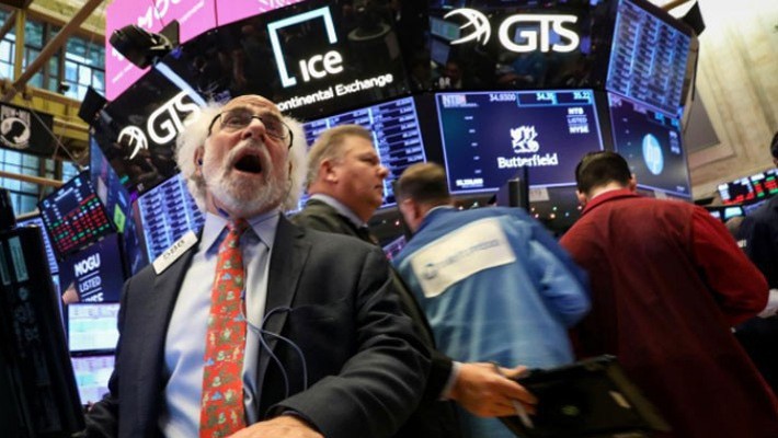 Các nhà giao dịch cổ phiếu trên sàn NYSE ở New York, Mỹ - Ảnh: Reuters.