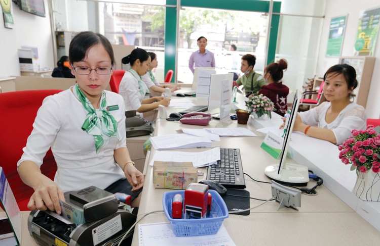 Nhiều ngân hàng vẫn tiếp tục tăng lãi suất huy động để đáp ứng nhu cầu vay vốn cuối năm và dự trữ cho năm tài chính mới. Ảnh: Việt Trần