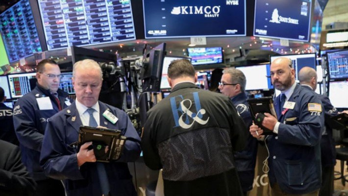 Các nhà giao dịch cổ phiếu trên sàn NYSE ở New York, Mỹ - Ảnh: Reuters.